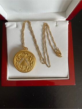 Vintage matte gold Round locket Pendant Necklace.